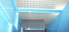 ワイヤメッシュを使用した天井で光と空調を各室に取り込ます。